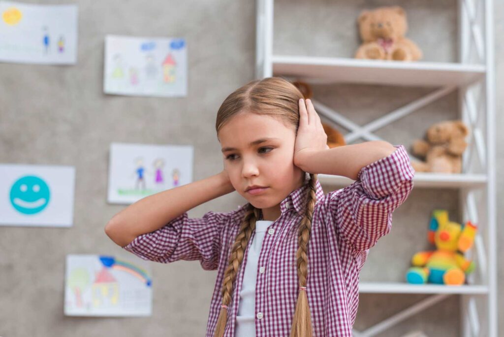 devojčica-rukama- zatvara-uši-ne-želeći-da-čuje-ono-što-joj-govore